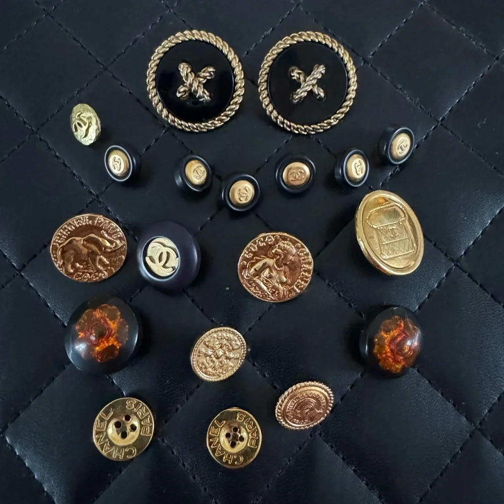 19 Authentic CHANEL Vintage Replacement Buttons - Picture 1 of 7